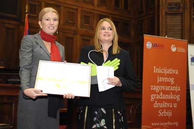 Natasa Krstic prima nagradu za Pokretni muzej